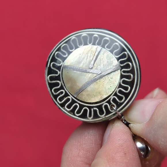 World Market Tribal or Ethnic Look, Large Shell Pendant Necklace/Earring Set - Picture 14 of 16